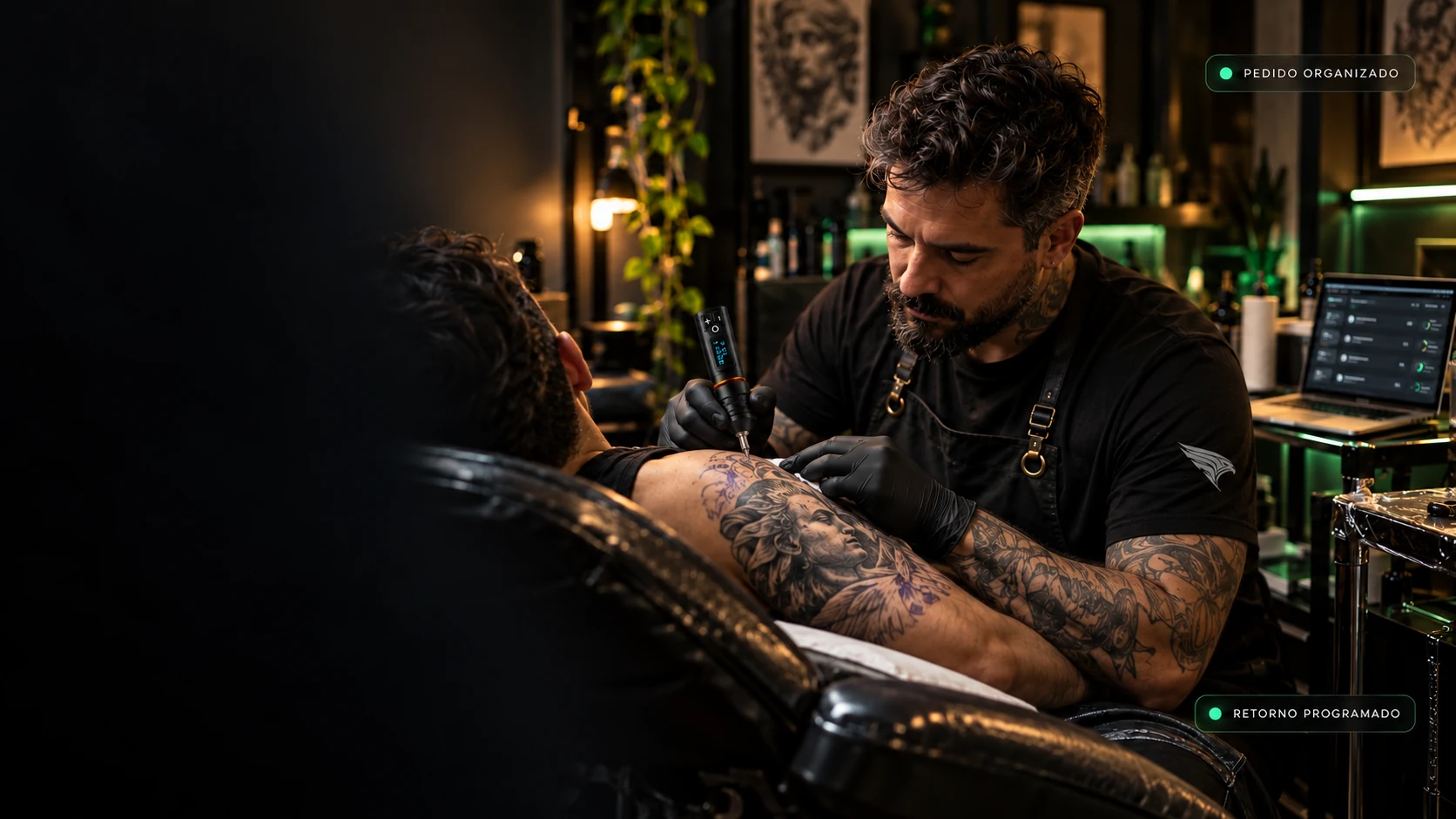 Artista tatuando com atenção ao trabalho; pedido organizado e retorno programado aparecem de forma discreta na cena